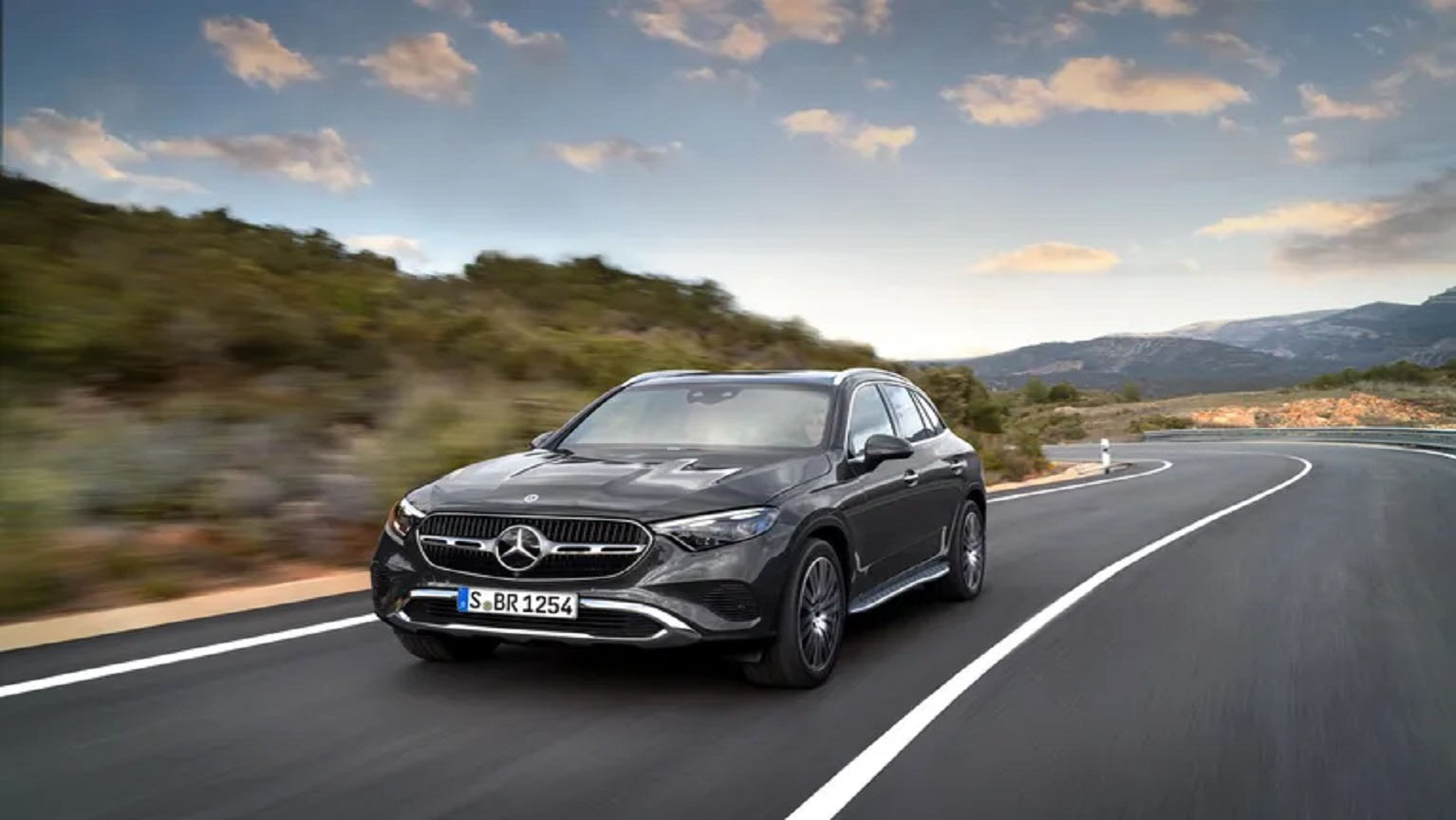 Mercedes-Benz ส่ง GLC ใหม่ 2023 ลุยรถขับเคลื่อน 4 ล้อ SUV สุดหรูขนาด